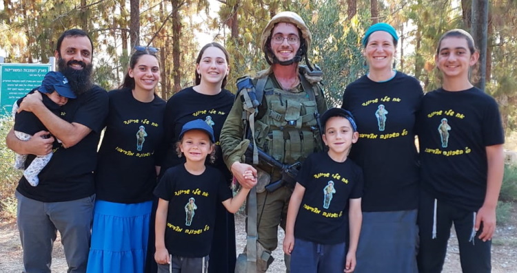 Ariel Eliyahu, z"l, surrounded by his family at the end of the military trek at the end of basic training.