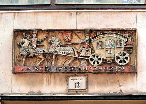 Kovács Margit kerámia Kozma Lajos Régiposta utcai bérházán