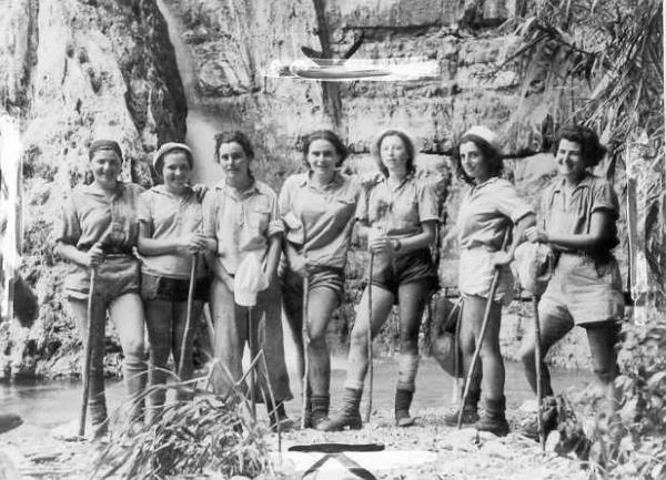 PikiWiki_Israel_782_Women_of_the_PALMACH_at_Ein_Gedi_בנות_הפלמquot;ח_בעין_גדי